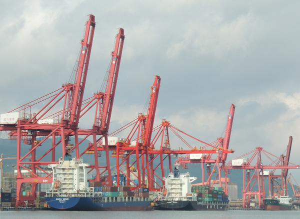 Shipping containers are seen unloaded at a port area in Lianyungang, Jiangsu province, China, on Monday (Reuters photo)